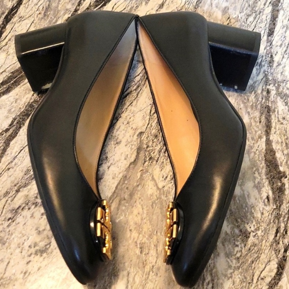 TORY BURCH-YOU ARE GOING TO LOVE. CUTE AND COMFORTABLE.SIZE 6 1/2 LOGO ON TOE. - Picture 2 of 8